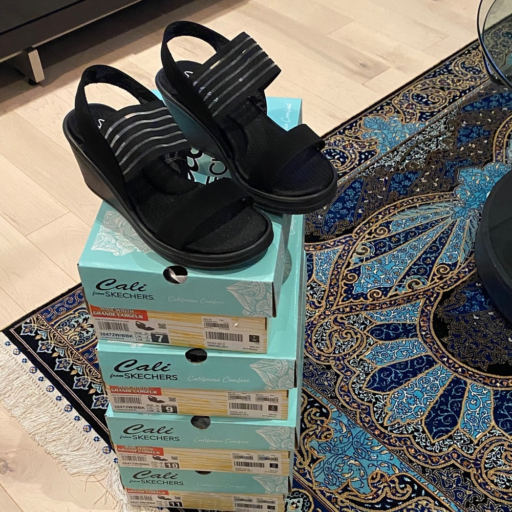 lightweight black Cali from Skechers wedge heel shoes memory foam NWT wide width